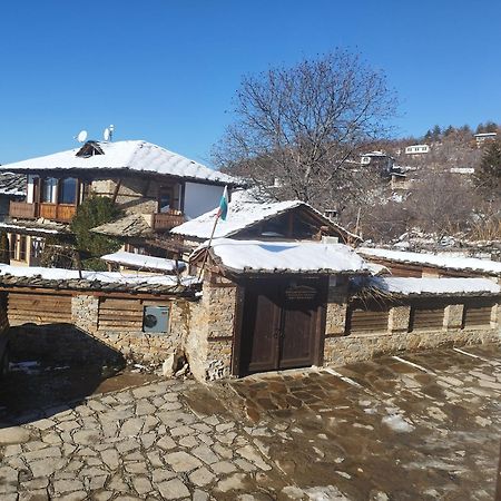 Семеен Хотел Скендерова Къща Leshten Ngoại thất bức ảnh